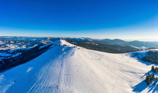 Magico panorama invernale di bellissime piste innevate — Foto Stock