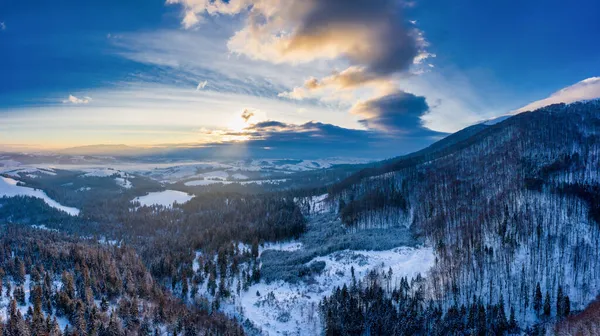 美しい冬の山の斜面の空中風景 — ストック写真