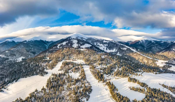 美丽雪坡的神奇冬季全景 — 图库照片