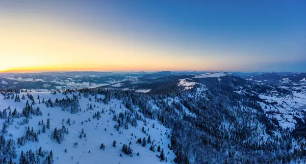 Maravillosos paisajes de las montañas de los Cárpatos cubiertos con la primera nieve en Ucrania cerca del pueblo de Pylypets — Foto de Stock
