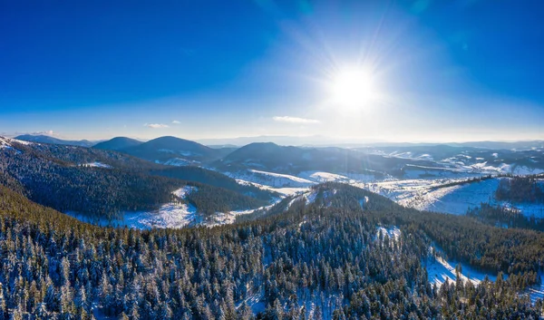 Pittoresco panorama invernale sulle colline montane — Foto Stock