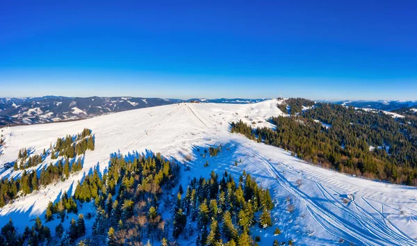 Magisches Winterpanorama mit schönen schneebedeckten Hängen — Stockfoto