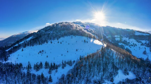 Kouzelné zimní panorama krásných zasněžených svazích — Stock fotografie