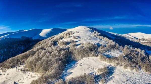 Vista aérea de belas encostas de montanha de inverno — Fotografia de Stock