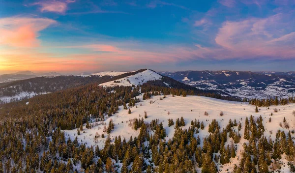 Maravillosos paisajes de las montañas de los Cárpatos cubiertos con la primera nieve en Ucrania cerca del pueblo de Pylypets — Foto de Stock