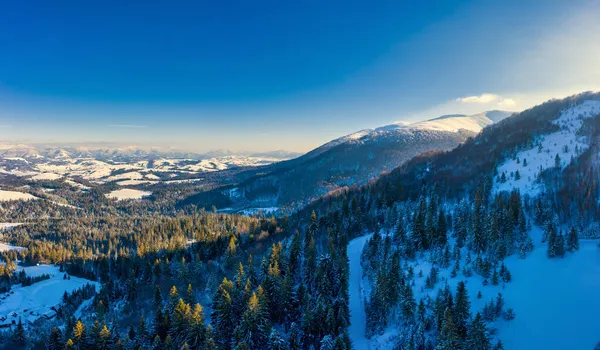 Maravilhosas paisagens das montanhas dos Cárpatos cobertas com a primeira neve na Ucrânia perto da aldeia de Pylypets — Fotografia de Stock