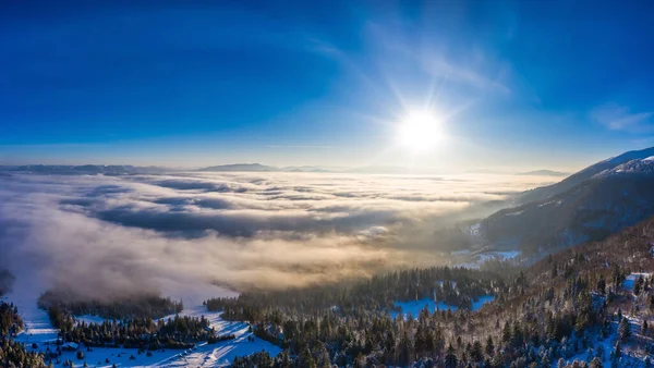 Panorama de inverno pitoresco de montanhas nevadas — Fotografia de Stock