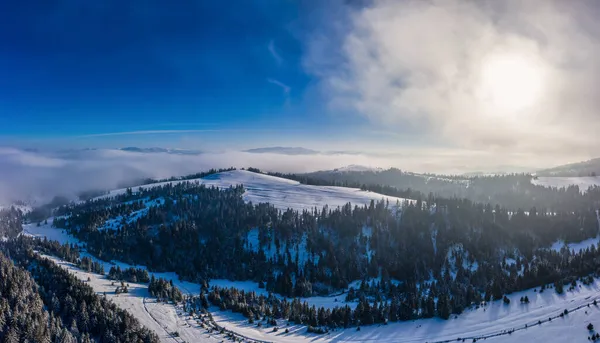 Pittoreska vinter panorama över berg kullar — Stockfoto