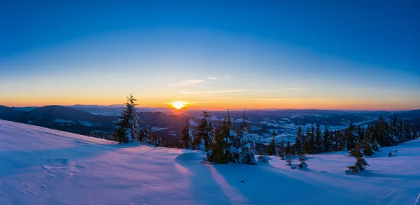 Живописная зимняя панорама снежных гор — стоковое фото