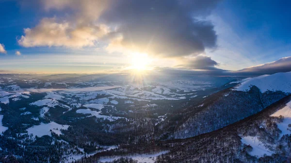 Panorama hivernal pittoresque des collines enneigées — Photo