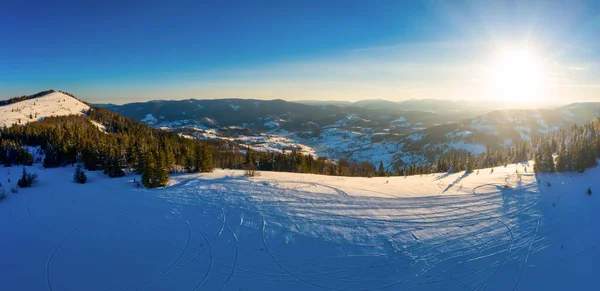 美丽的冬季山坡的空中景观 — 图库照片