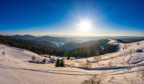 Varázslatos téli panoráma gyönyörű havas lejtők — Stock Fotó