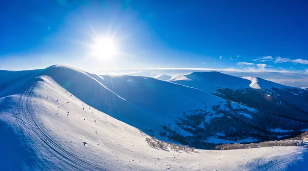 Magiskt vinterpanorama över vackra snöiga backar — Stockfoto