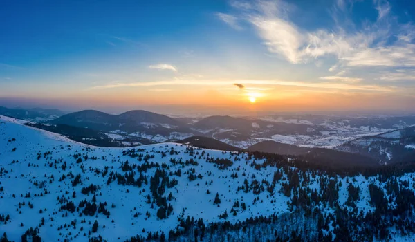 Panorama de inverno pitoresco de montanhas nevadas — Fotografia de Stock