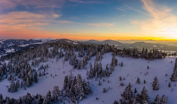 Luftaufnahme der schönen Winter-Berghänge — Stockfoto