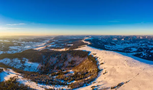 Kouzelné zimní panorama krásných zasněžených svazích — Stock fotografie