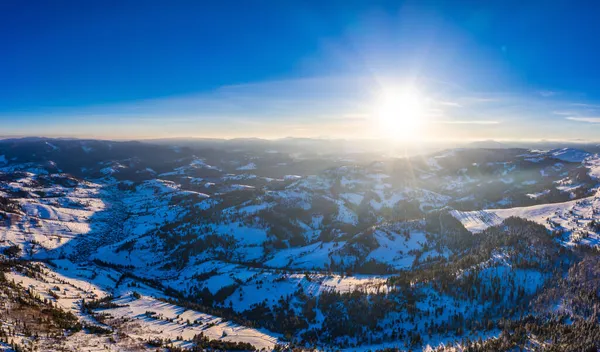 พาโนรามาฤดูหนาวที่สวยงามของภูเขา — ภาพถ่ายสต็อก