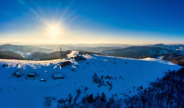 Panorama de inverno pitoresco de colinas de montanha — Fotografia de Stock