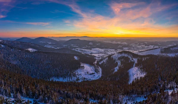 A hegyi hegyek festői téli panorámája — Stock Fotó