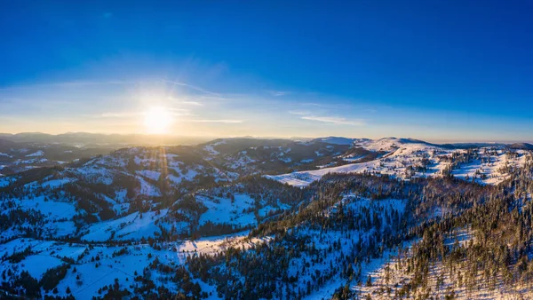 Underbara landskap i Karpaterna täckt med den första snön i Ukraina nära byn Pylypets — Stockfoto