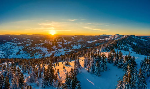 아름다운 겨울 풍경 의산 악 지대의 전경 — 스톡 사진