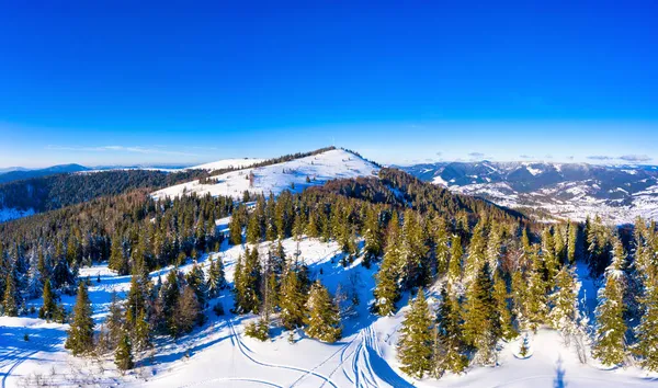美丽的冬季山坡的空中景观 — 图库照片