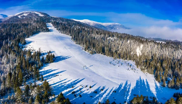 Magiczna zimowa panorama pięknych śnieżnych stoków — Zdjęcie stockowe