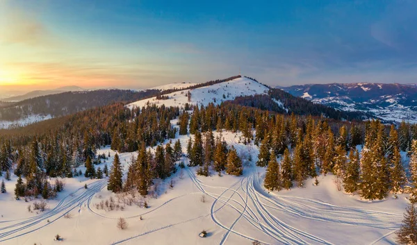 Magisches Winterpanorama mit schönen schneebedeckten Hängen — Stockfoto