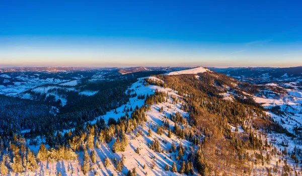Karpat dağlarının muhteşem manzaraları Ukrayna 'nın Pylypets köyü yakınlarındaki ilk karla kaplıydı. — Stok fotoğraf