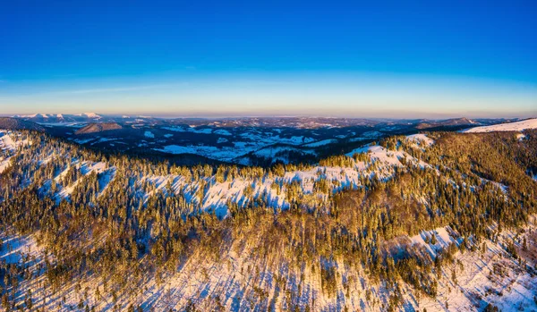 Panorama de inverno pitoresco de colinas de montanha — Fotografia de Stock