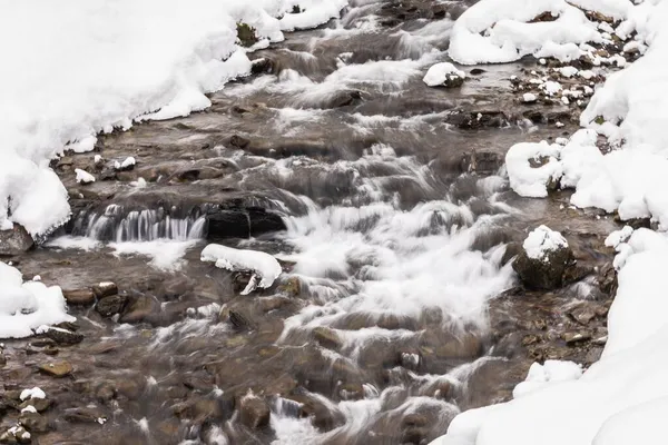 Pequeña Cascada Montaña Agua Helada Fluye Entre Piedras Húmedas Cubiertas — Foto de Stock