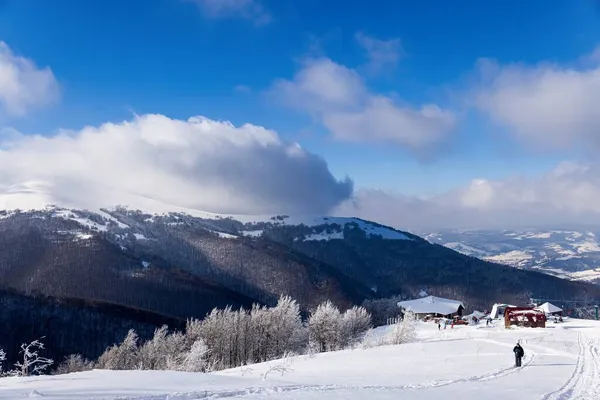 구름들 사이에 눈덮인 경사지 덕들의 눈부시게 아름다운 전경을 수있다 겨울을 — 스톡 사진