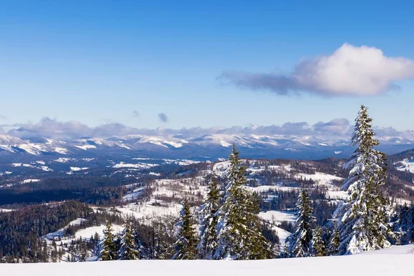 Blick Auf Das Atemberaubende Winterpanorama Der Schneebedeckten Hänge Und Hügel — Stockfoto