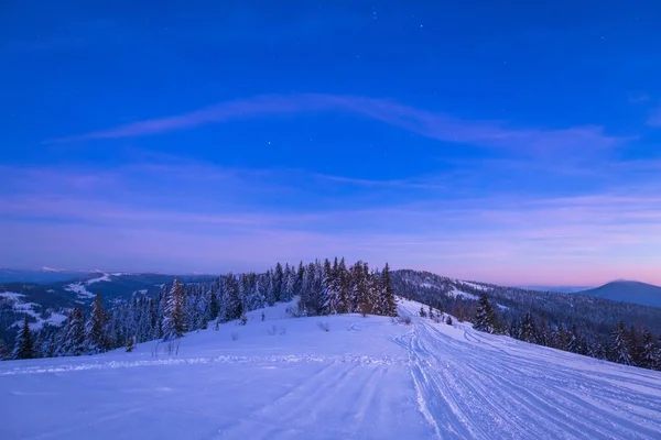 Widok Przepięknej Zimowej Panoramy Zaśnieżone Stoki Wzgórza Wśród Bujnych Białych — Zdjęcie stockowe