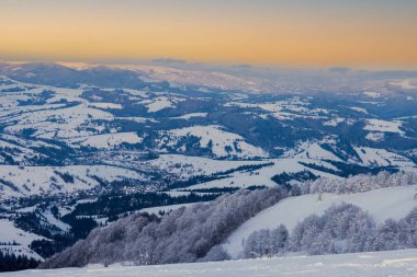 Güzel Karpat dağları, daima yeşil ormanlarla kaplı ve kar beyazı karlar güçlü kabarık bulutların altında korunuyor.