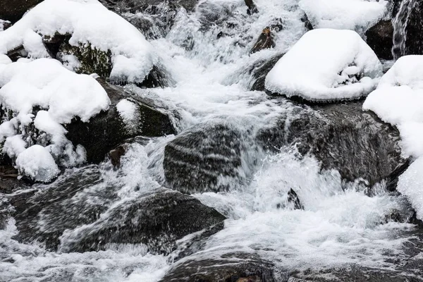 Pequeña Cascada Montaña Agua Helada Fluye Entre Piedras Húmedas Cubiertas — Foto de Stock