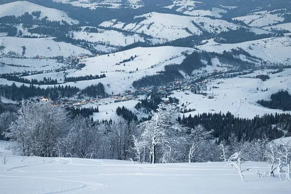 Διακοπές Χαρούμενα Στο Χιονοδρομικό Κέντρο Τουρίστες Στο Βουνό Carpathian Valley — Φωτογραφία Αρχείου