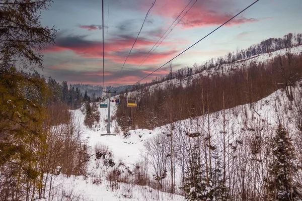 Funiculars Zijn Gelegen Tussen Heuvelachtige Bergen Bomen Bedekt Met Sneeuw — Stockfoto