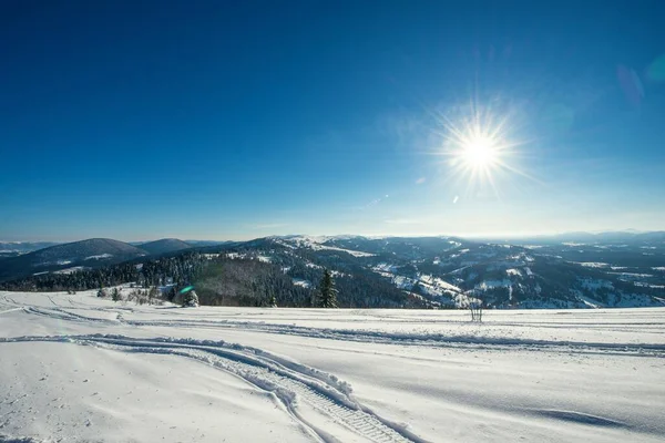 在寒冷的天气里 雪山针叶林和阳光灿烂的山脉的美丽景色迷人的滑雪场景观 在滑雪胜地放松的概念 案文的位置 — 图库照片