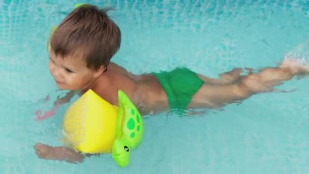 Criança em subidas nada na piscina no quintal — Vídeo de Stock