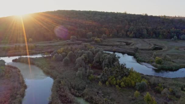 Látványos kilátás kanyargós folyó között rétek naplementekor ősszel — Stock videók