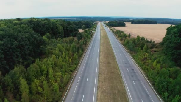 Lång tvåfilig betongväg med trafik på landsbygden — Stockvideo