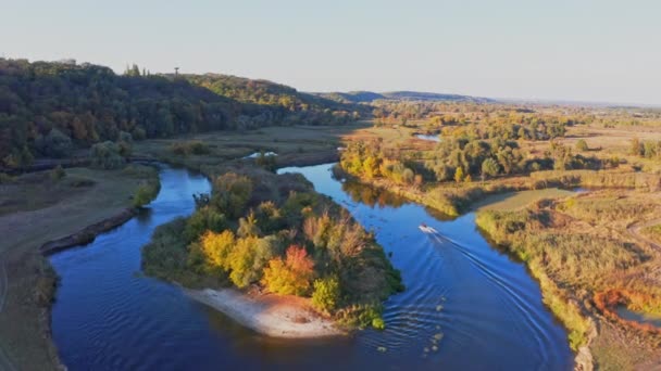 Bootsfahrt auf geschwungenem Fluss zwischen Wäldern und Wiesen — Stockvideo