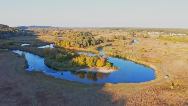 Bateau navigue sur la rivière sinueuse courant parmi les forêts et les prairies — Video