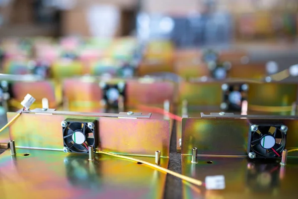 Regenbogen-Metalldetails von TFT-Displays auf dem Tisch in der Werkstatt — Stockfoto
