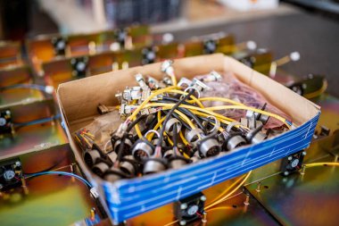 Karton kutu makrosundaki TFT monitörleri için kablolar bağlanıyor