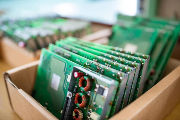 Зелені контрольні чіпи моніторів TFT в картонній коробці в магазині — стокове фото