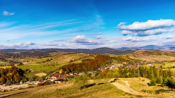 Kleines Dorf im Hochland unter blauem Himmel mit dicken Wolken — Stockvideo