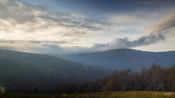 Nubes pesadas flotan sobre el paisaje de las tierras altas en otoño — Vídeos de Stock