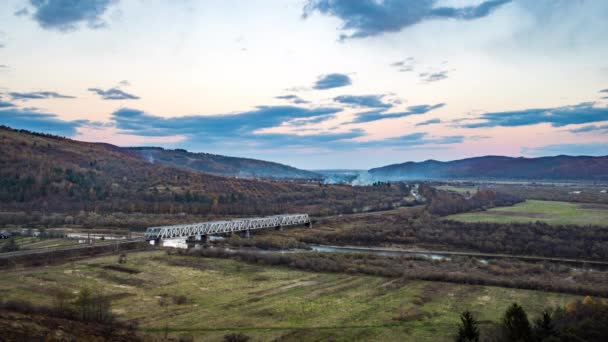 Spoorwegbrug over rivier in Highland Valley bij zonsondergang — Stockvideo